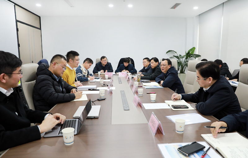 蒋曦走访重点企业并现场办公