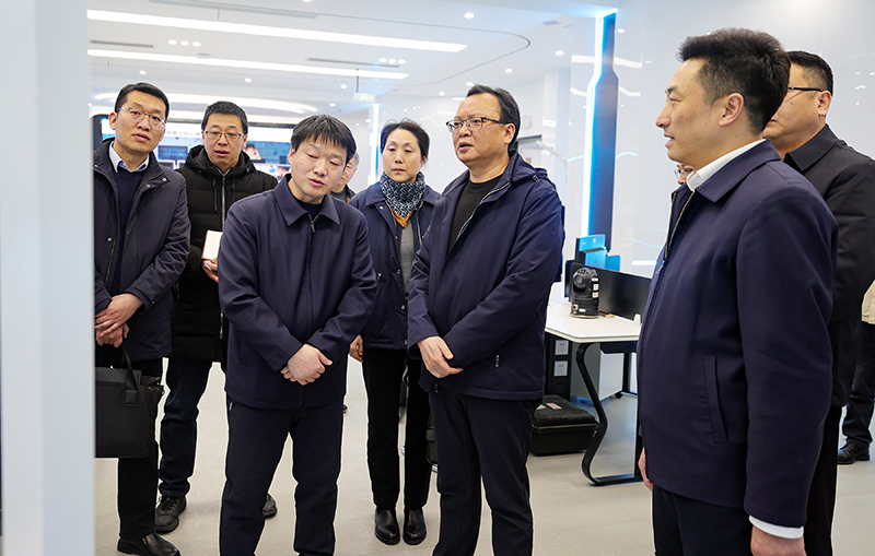 蒋曦走访企业并现场办公