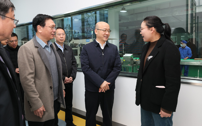 汪华东在濉溪经济开发区宣讲全国两会精神并调研座谈