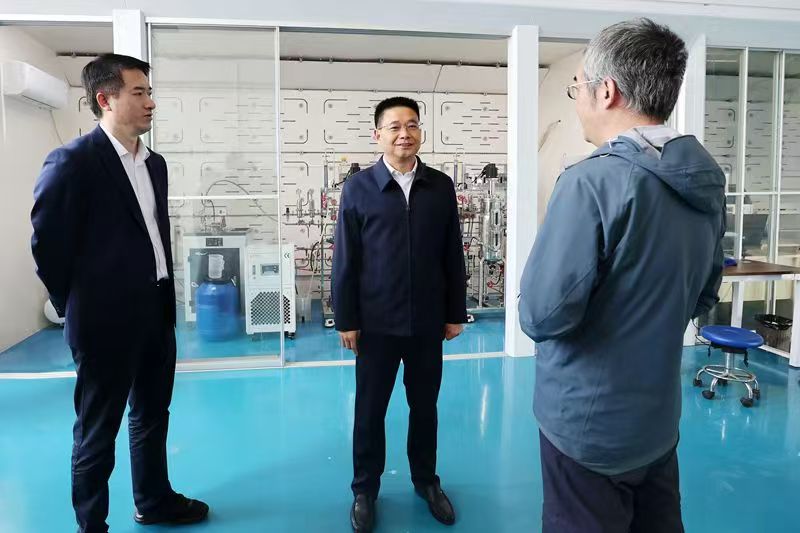 黄韡宣讲省市党代会精神并走访调研重点企业